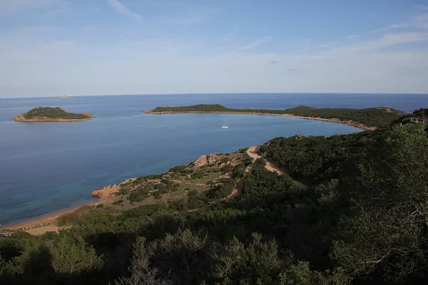 Panorama di Capo Coda Cavallo con il tratto di spiaggia ai piedi del promontorio.