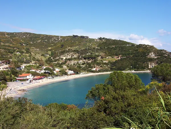 Panorama terrestre della baia e della spiaggia di Cavoli